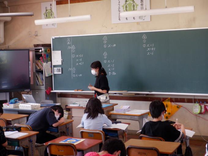 6年生の算数は、学級を2つに分けての少人数学習をしています。