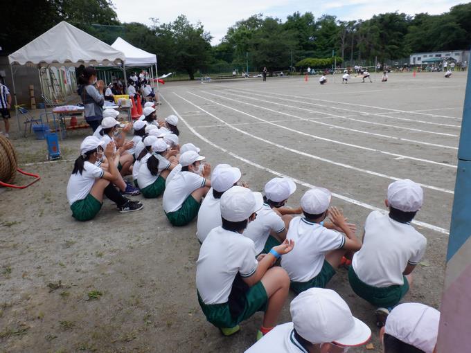 走った後は、中学校1年生と2年生の団体種目の見学をしました。