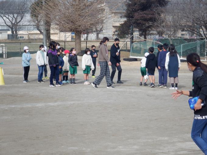 低学年にやさしく教えてあげる様子が見られました。