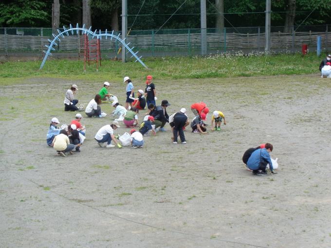 親子合同草取り①