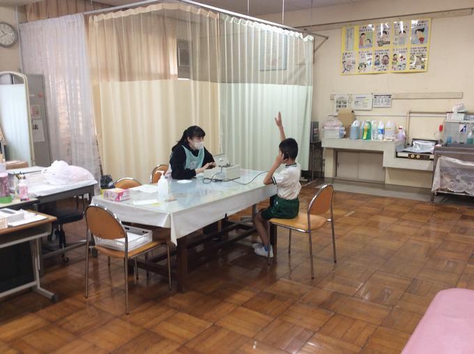 聴力検査（素晴らしい手の挙げ方です）