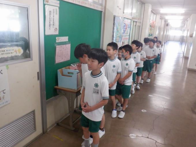 静かに移動