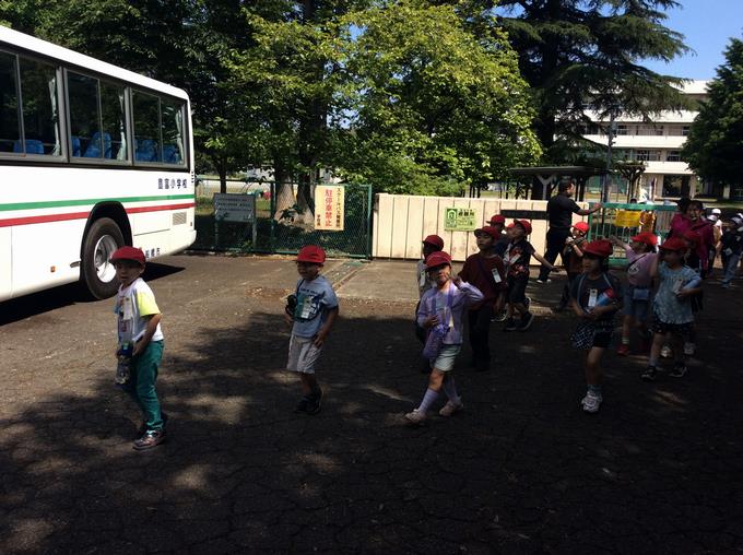 スクールバスで出発