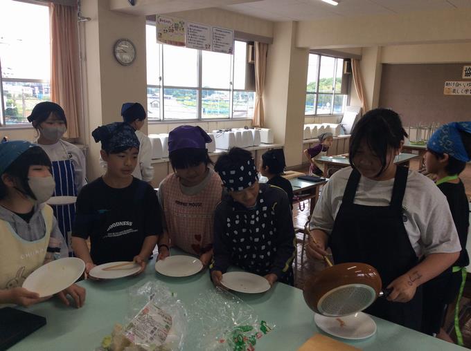担任が調理した野菜炒めを味わいます