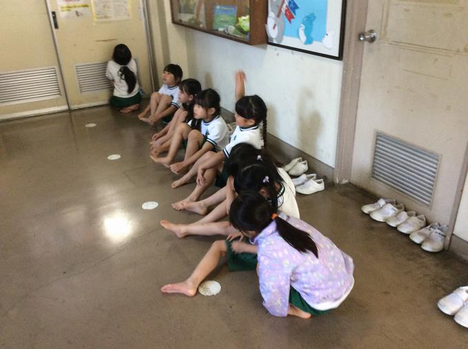 廊下で静かに待ちます