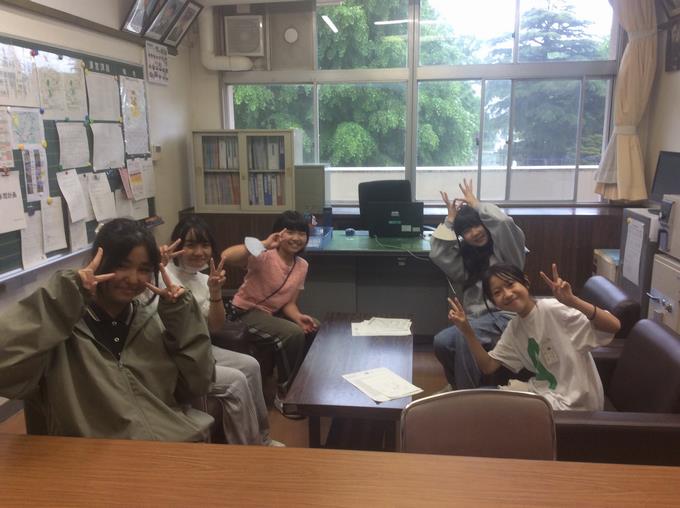 雨のため、外で遊べないので校長室に話をしに来てくれました