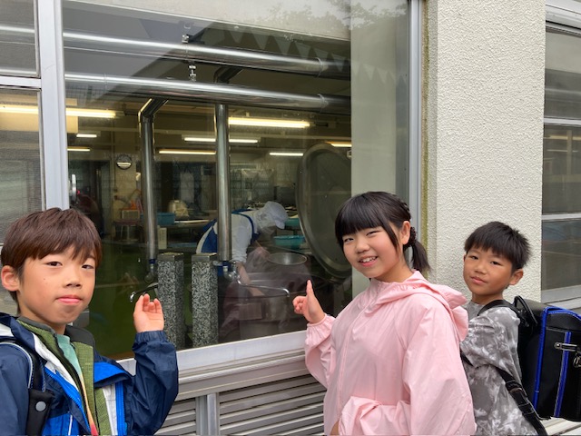 調理さんにあいさつをします