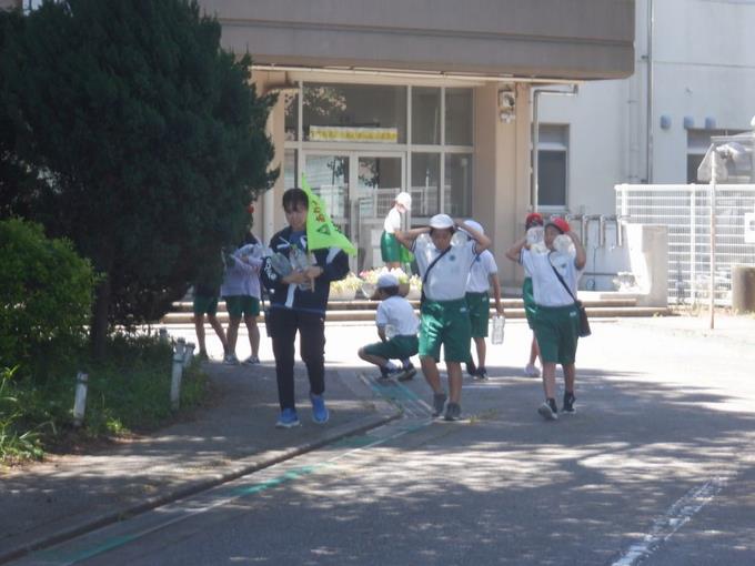 ペットボトルを持って