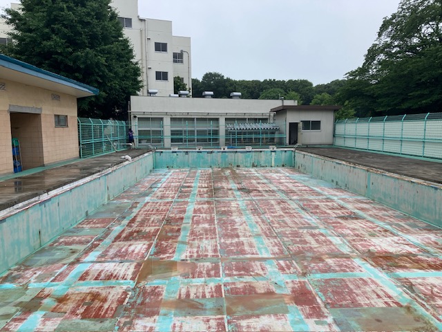 プールの水を入れ換えます