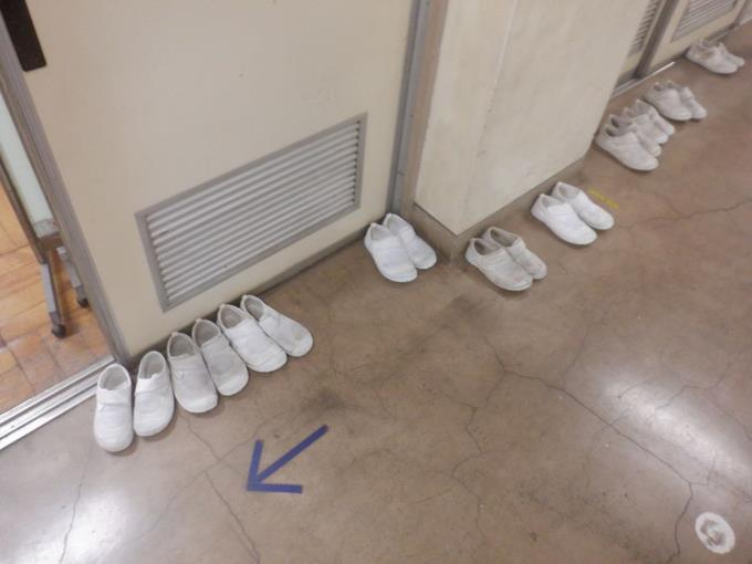 上履きをそろえて