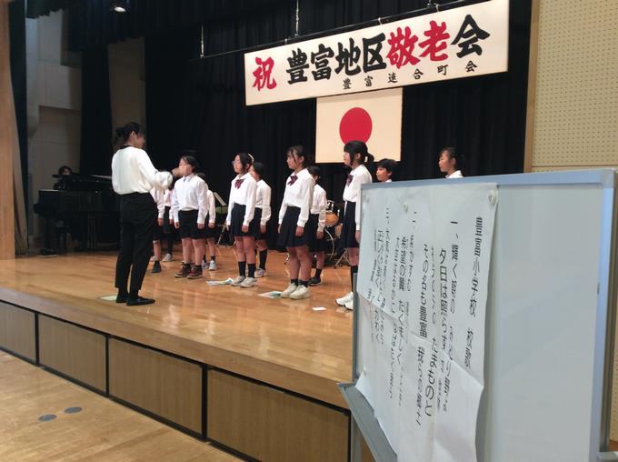 オープニングは校歌斉唱です♪
