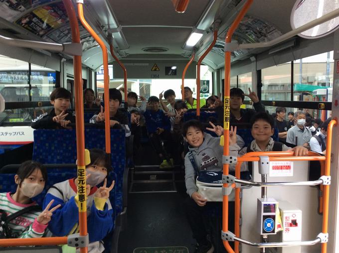 行きの路線バスの中🚌