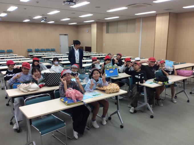 会議室で映像を見ます