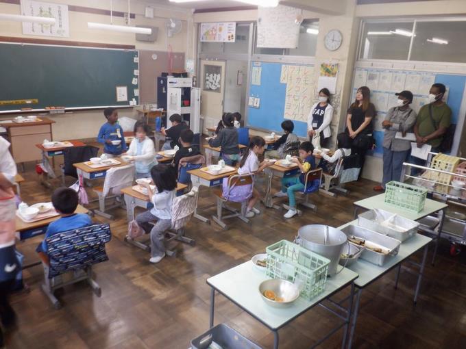 配膳の様子を参観