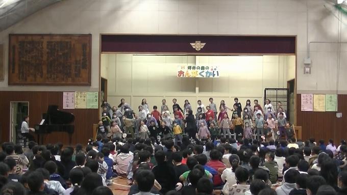 振り付けをつけて踊りながら歌った学年もありました。