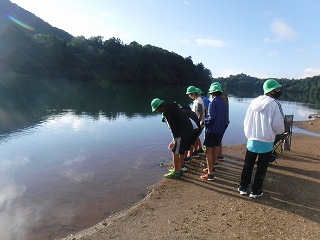 2日目の朝は、ホテルから近くの湯ノ湖まで散歩にいきました。