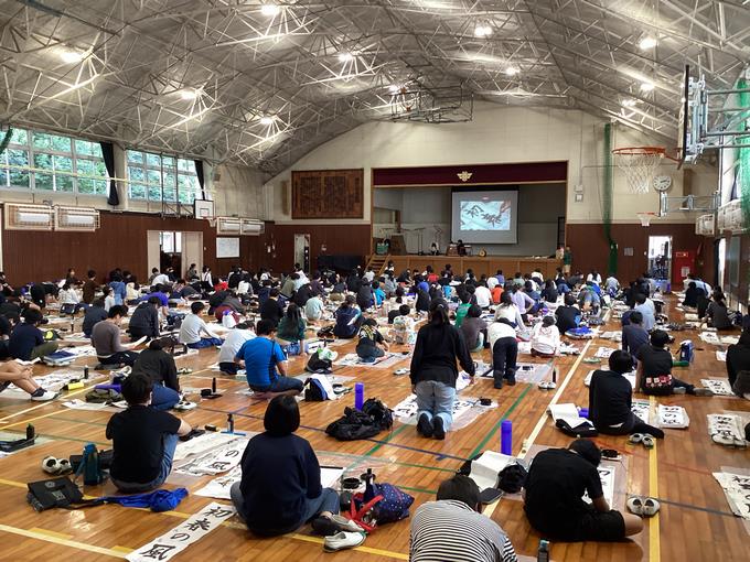 子供たちが集中して取り組み、体育館は静けさに包まれていました。
