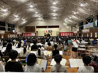 5・6年生は体育館にて式典に出席し、1~4年生は教室で式典の様子を配信で見ました。