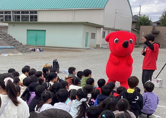 チーバくんの話を聞く様子