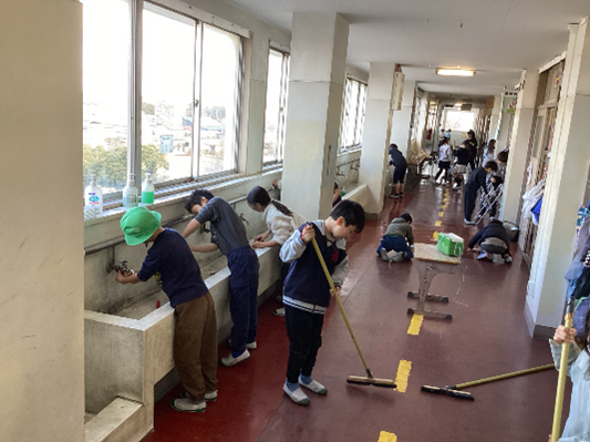 校内美化活動の様子①