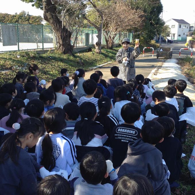 真剣に説明を聞いて