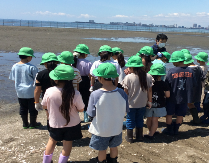 海岸散策の様子