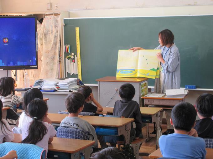 大きな絵本の読み聞かせ