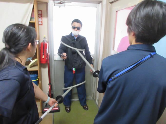 警察署の方に不審者役をお願いしました