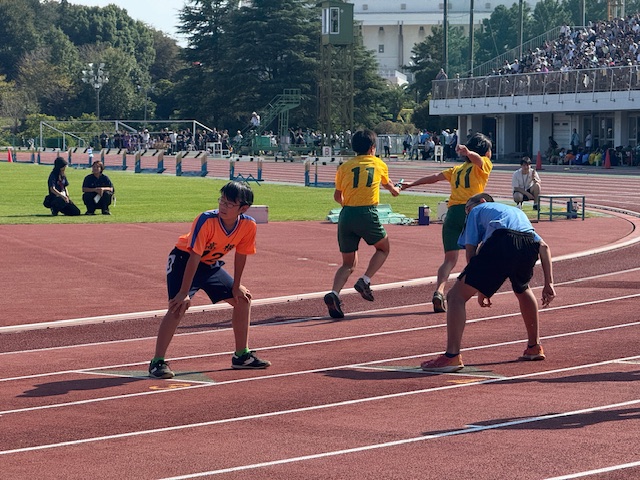 優勝した男子リレーのバトンパス