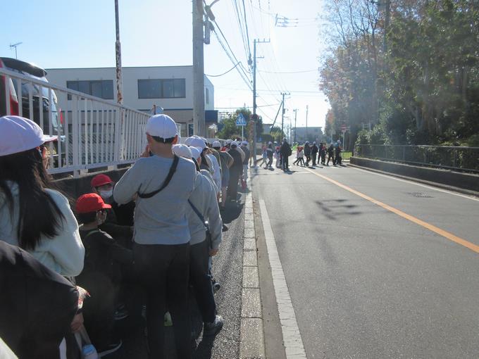 6年生は道路側を歩きました