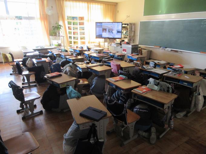 全員机の下にもぐりました