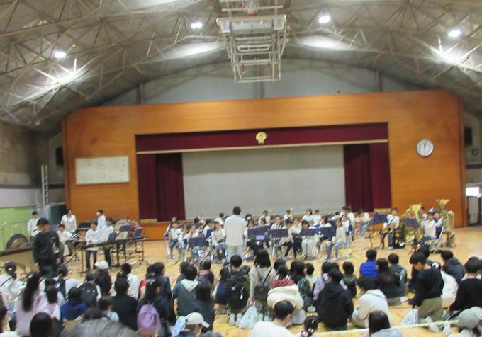 イベントの幕開けは吹奏楽部の演奏