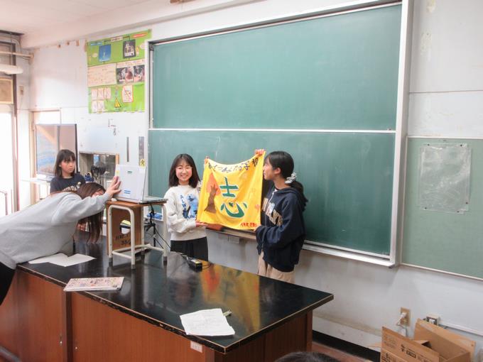 児童会の旗を引き継ぎました