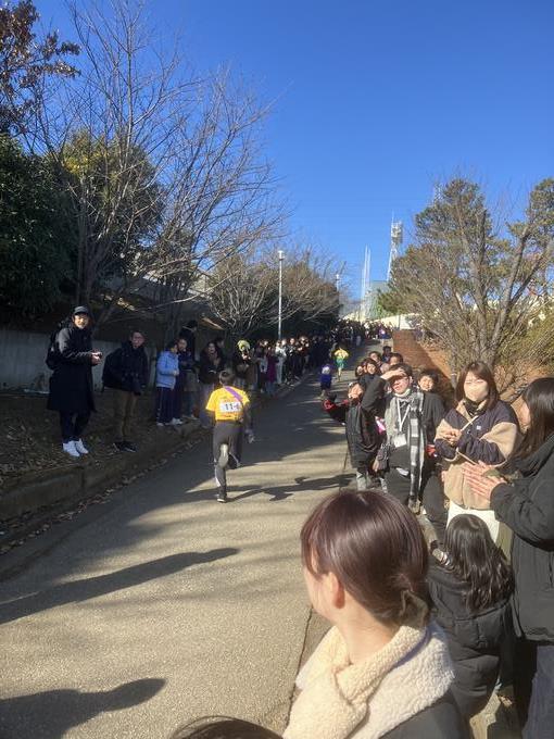 坂を駆け上がる選手