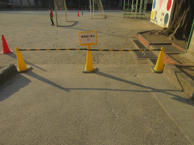 校庭には駐車できません