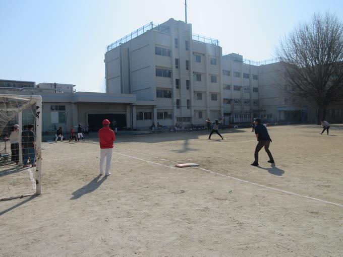 ソフトボールクラブの攻撃