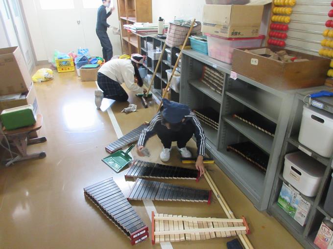 棚に置いてあるものも丁寧に拭きました