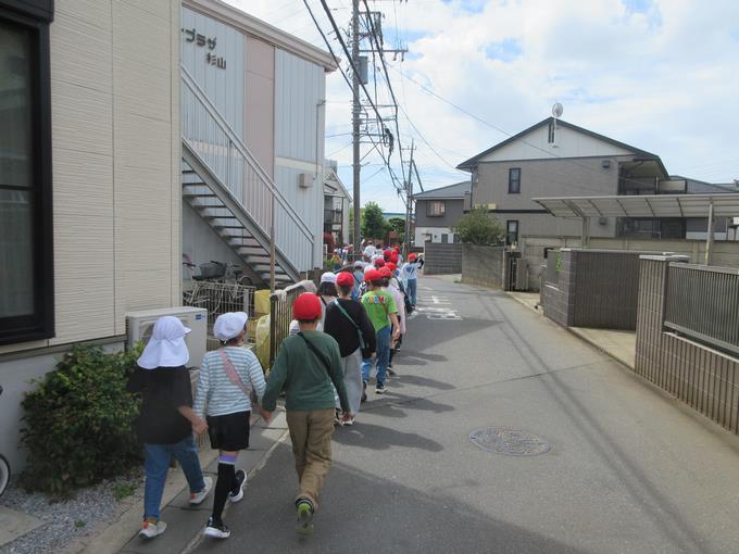 ペアで手をつなぎました