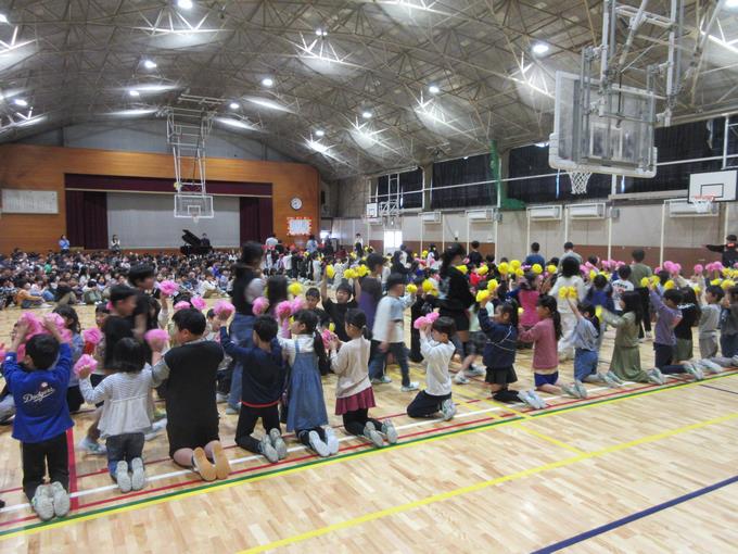 ６年生と手をつないで入場