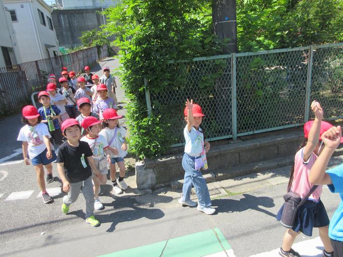 手を挙げて横断歩道を渡りました