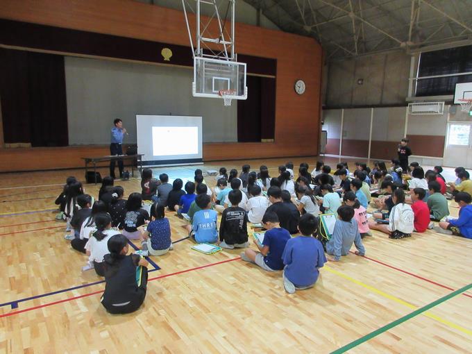 警察署の方のお話を真剣に聴く子どもたち