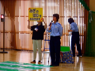 右のはじを歩きます