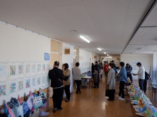 廊下には作品が展示されています
