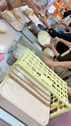 配膳の様子1