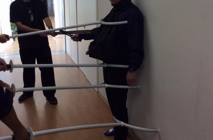 犯人をさすまたで確保する訓練