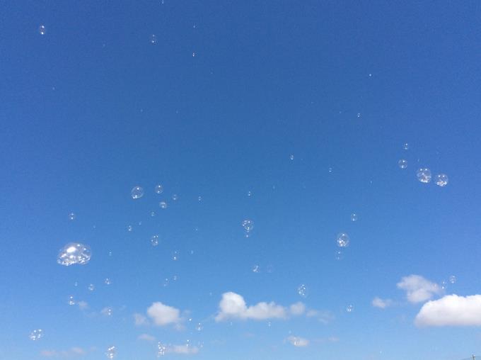 きれいな空にしゃぼん玉