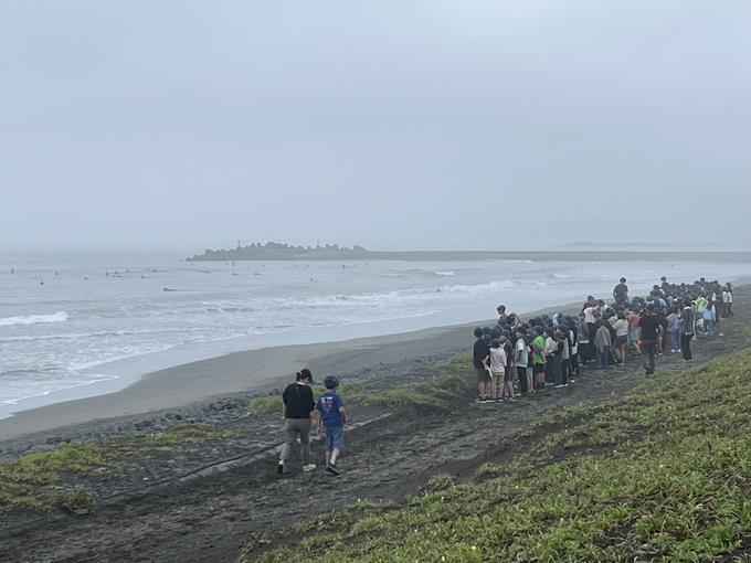 海岸散歩(多くのサーファー)