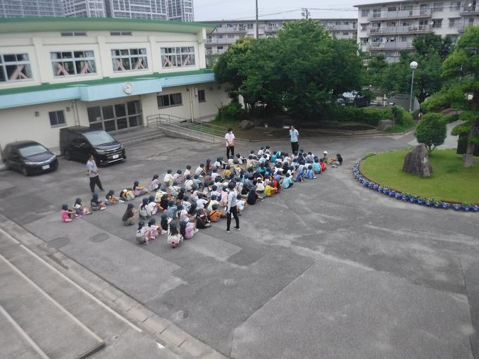 2年生が町探検に出発します