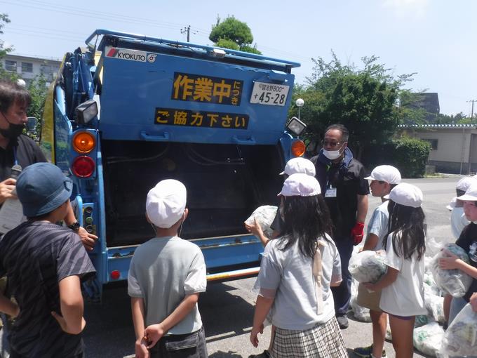 4年生＠ゴミ収集車の見学