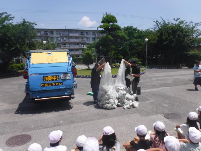 4年生＠ゴミ収集車の見学